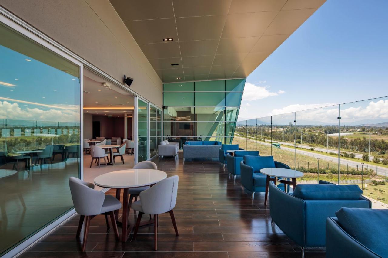 홀리데이 인 키토 에어포트 호텔 타바벨라 외부 사진 The VIP lounge at the airport.