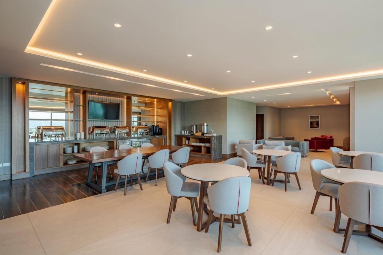 홀리데이 인 키토 에어포트 호텔 타바벨라 외부 사진 The lounge at the airport