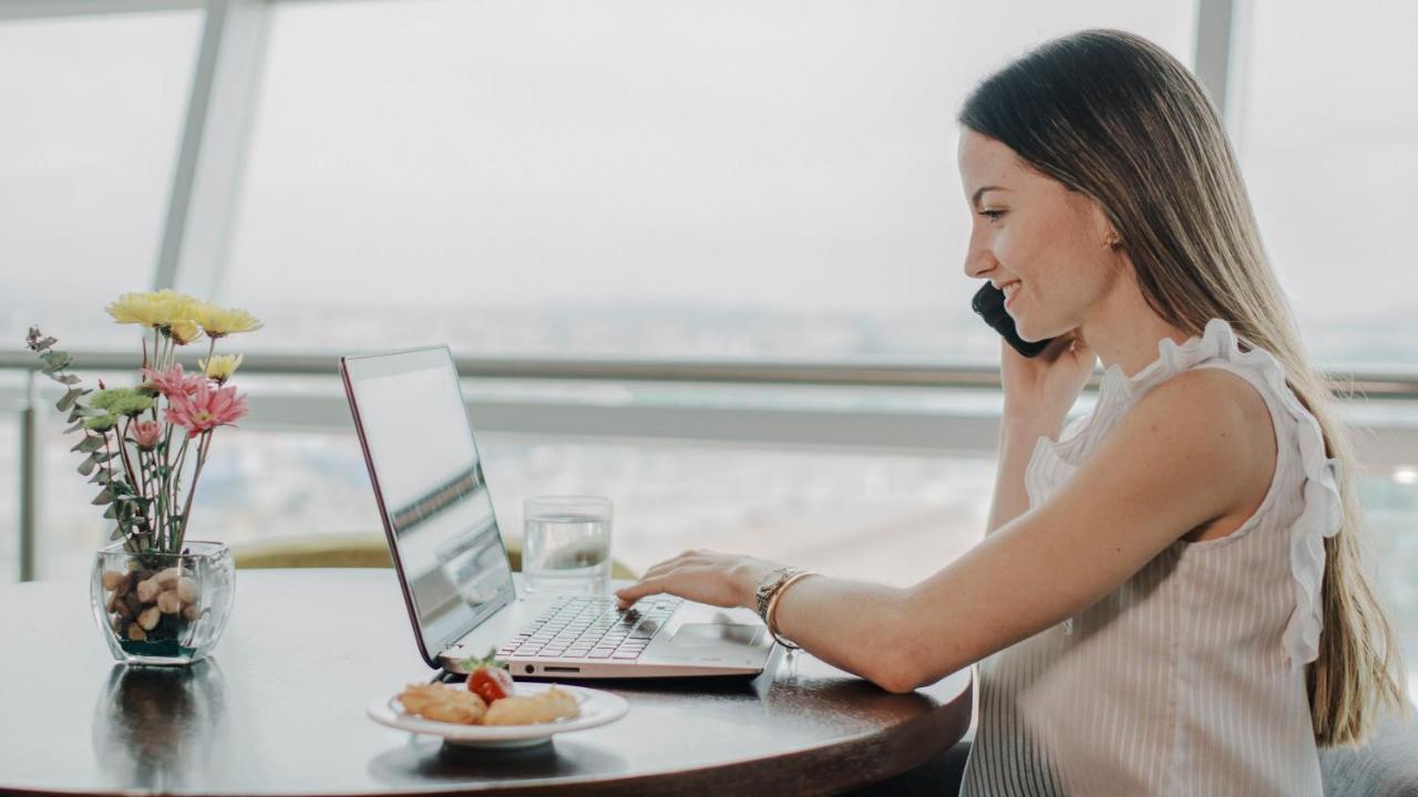 홀리데이 인 키토 에어포트 호텔 타바벨라 외부 사진 A woman working from home