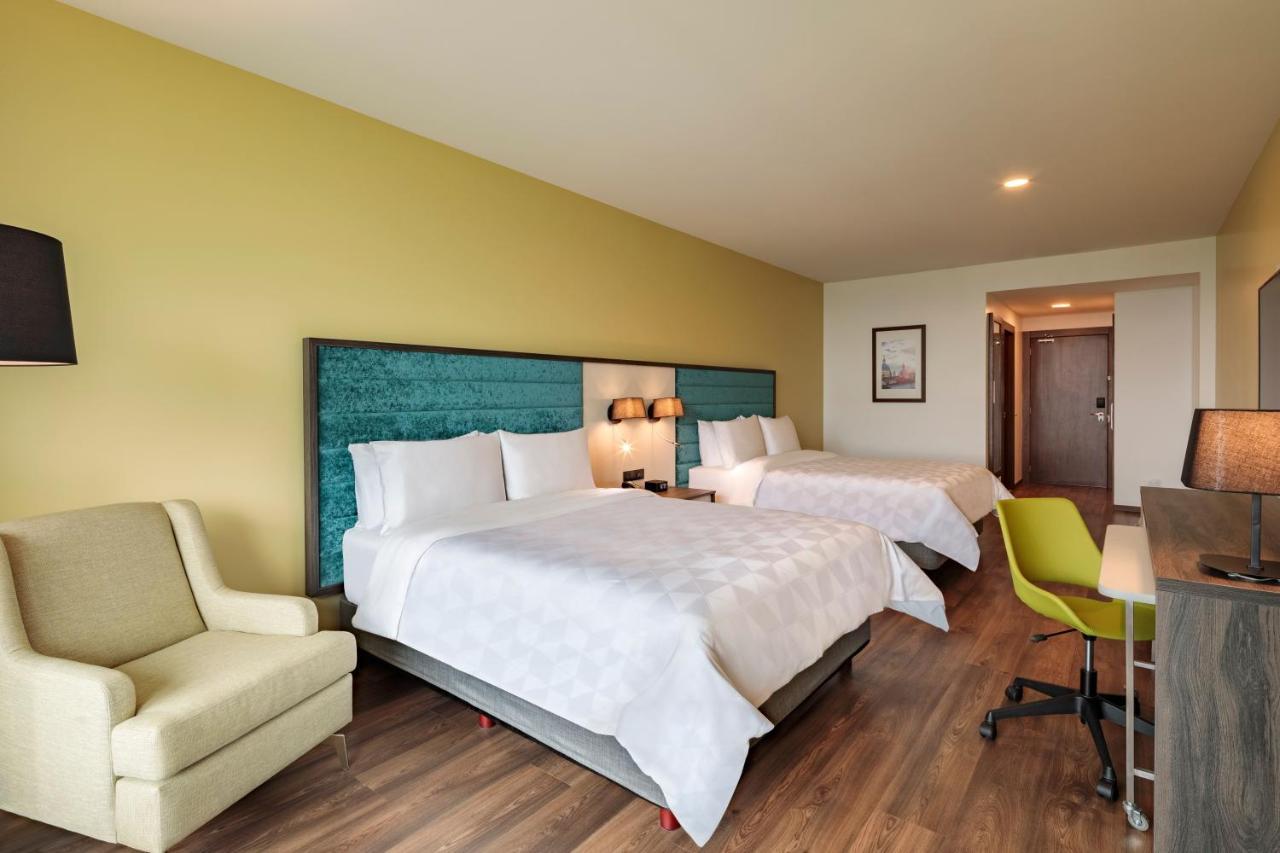 홀리데이 인 키토 에어포트 호텔 타바벨라 외부 사진 A typical room at the hotel