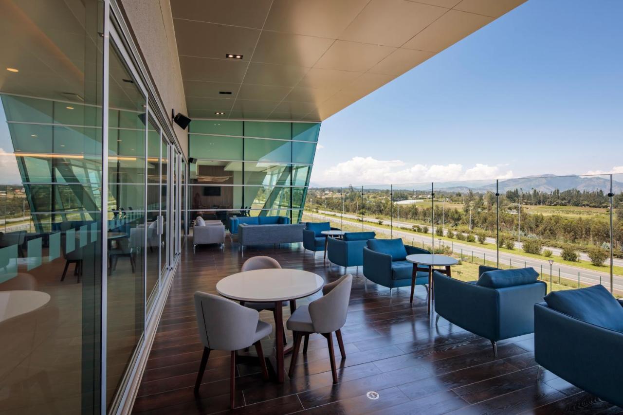 홀리데이 인 키토 에어포트 호텔 타바벨라 외부 사진 The VIP Lounge at Santiago International Airport