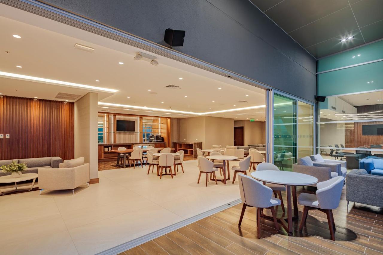 홀리데이 인 키토 에어포트 호텔 타바벨라 외부 사진 The lounge at the airport.