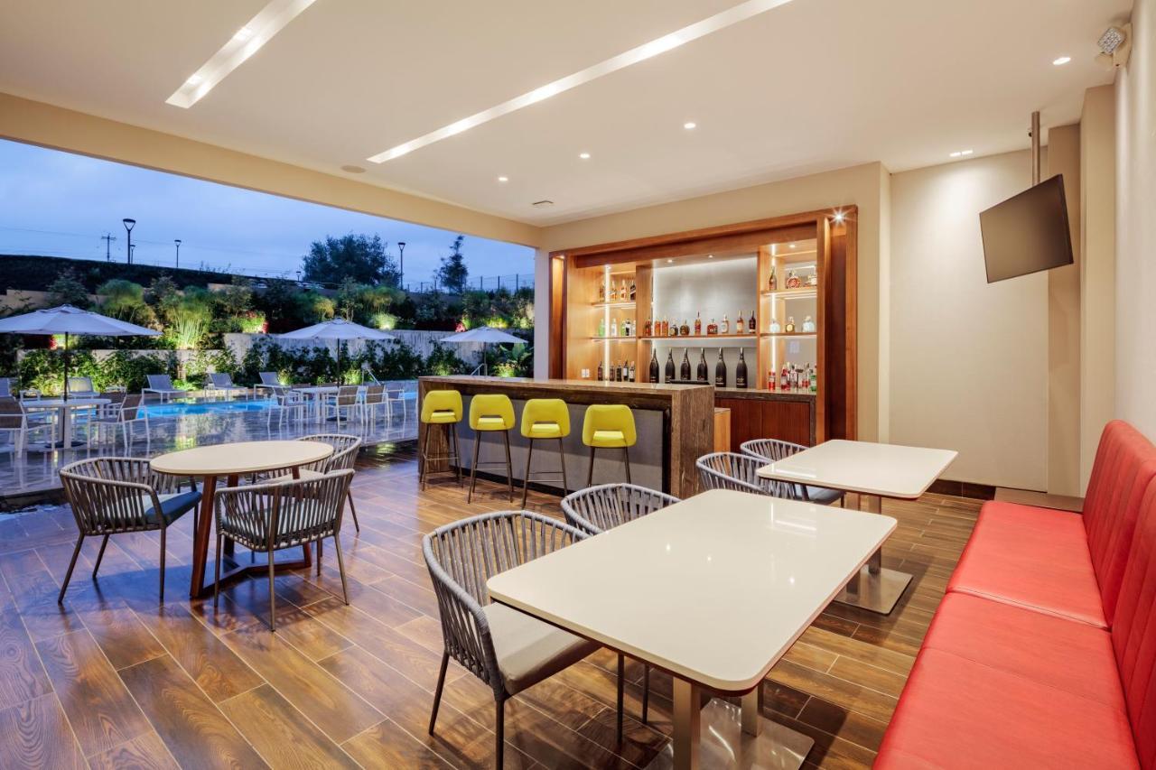 홀리데이 인 키토 에어포트 호텔 타바벨라 외부 사진 The pool bar at the hotel