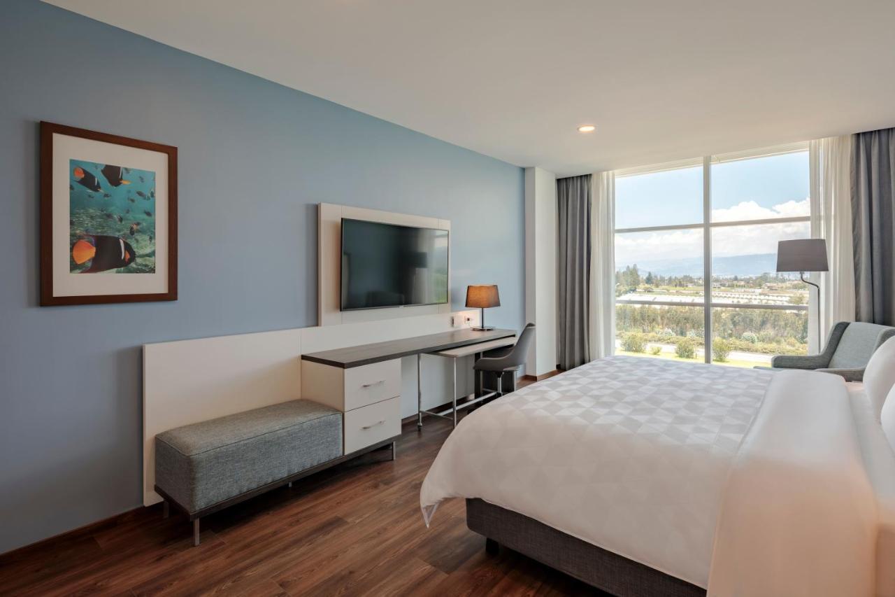 홀리데이 인 키토 에어포트 호텔 타바벨라 외부 사진 A guest room at the Hilton Garden Inn in San Jose, Costa Rica