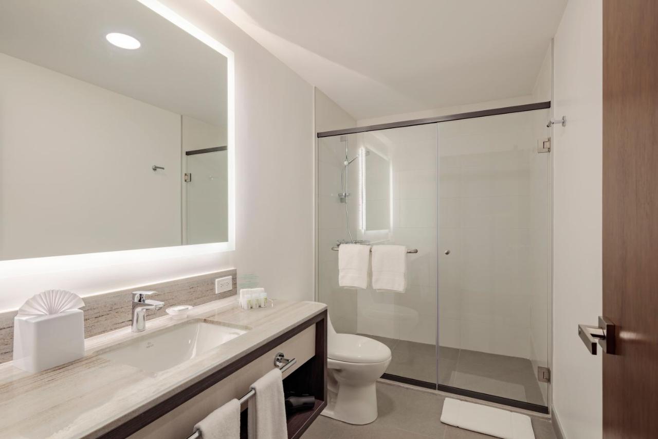 홀리데이 인 키토 에어포트 호텔 타바벨라 외부 사진 A bathroom in a hotel