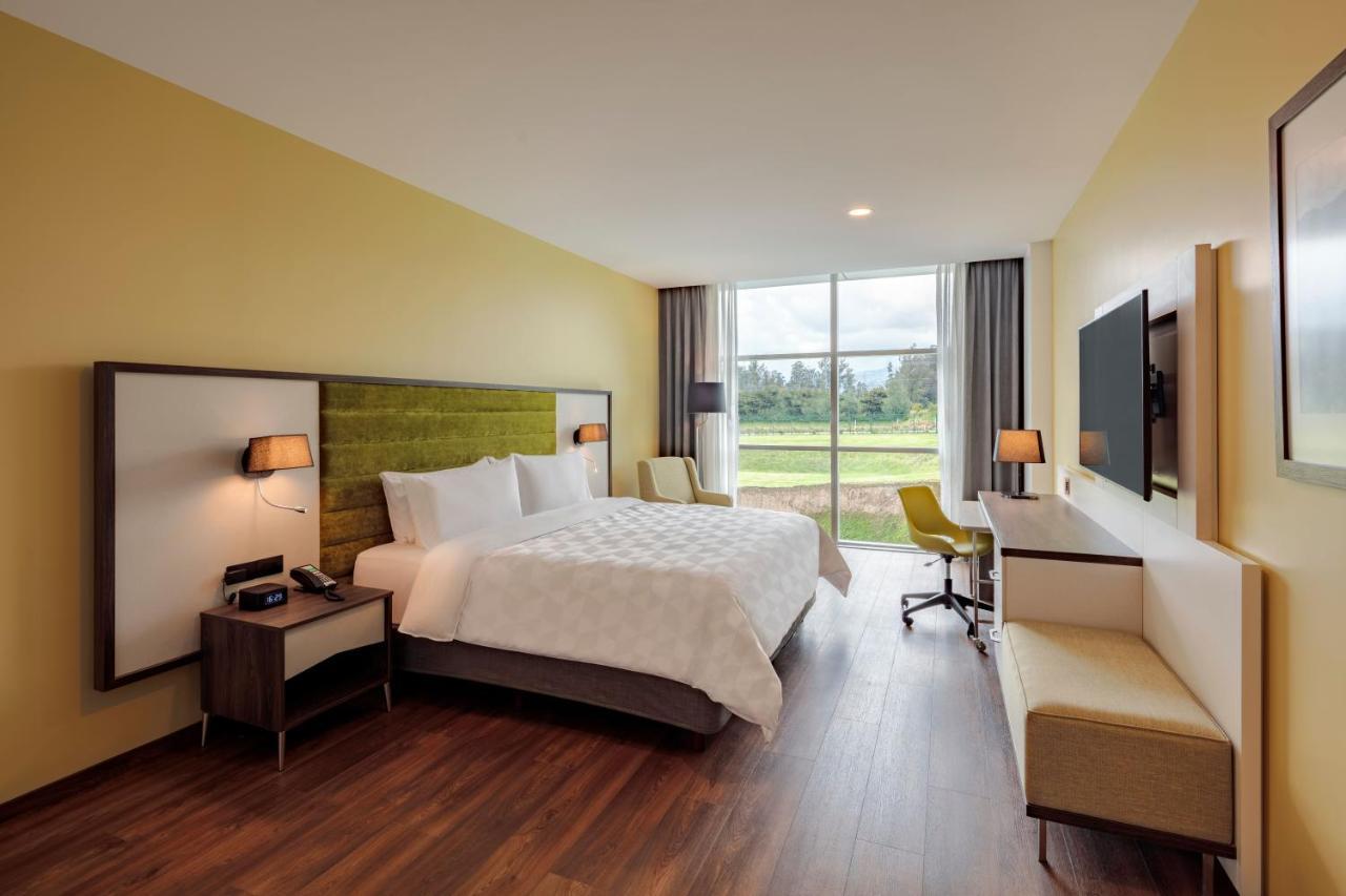 홀리데이 인 키토 에어포트 호텔 타바벨라 외부 사진 A typical room at the hotel