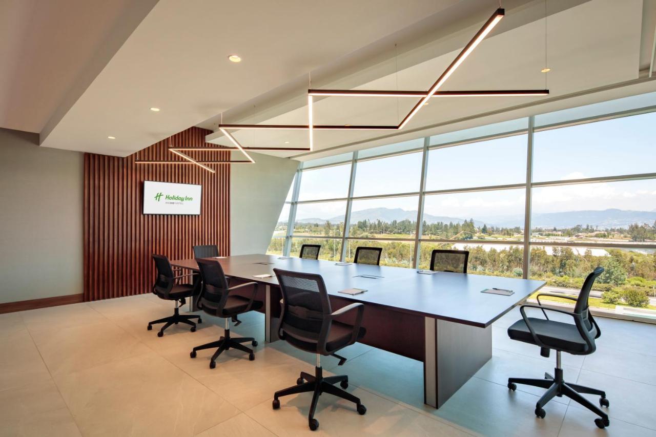 홀리데이 인 키토 에어포트 호텔 타바벨라 외부 사진 Meeting room at the headquarters of the National University System