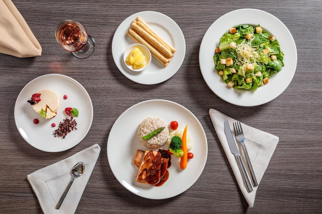 홀리데이 인 키토 에어포트 호텔 타바벨라 외부 사진 A selection of dishes from the restaurant