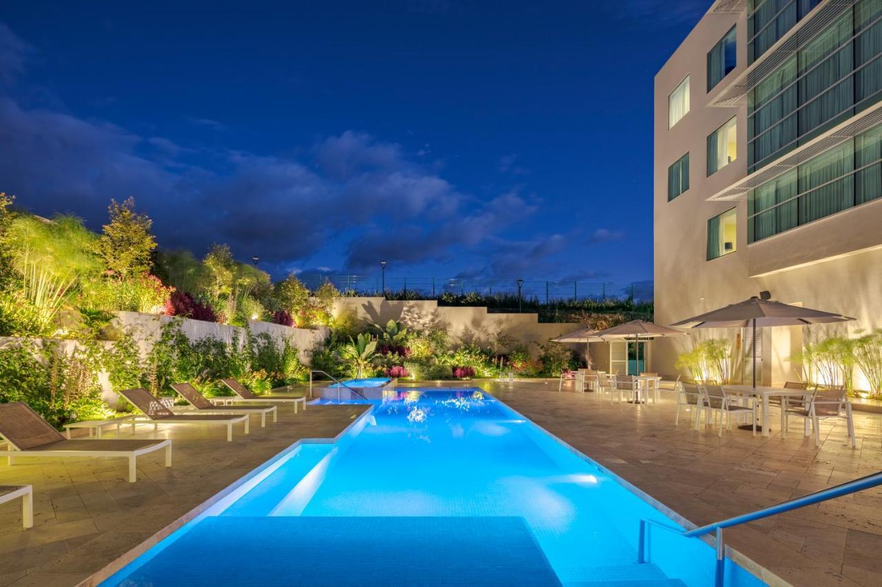 홀리데이 인 키토 에어포트 호텔 타바벨라 외부 사진 The swimming pool at the hotel