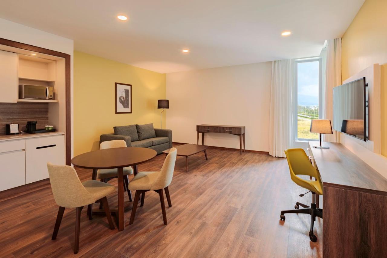 홀리데이 인 키토 에어포트 호텔 타바벨라 외부 사진 A typical suite at the new hotel