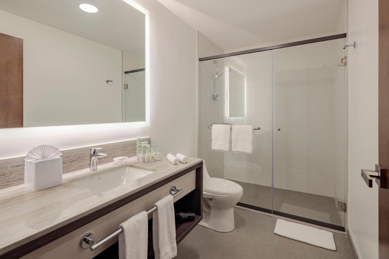 홀리데이 인 키토 에어포트 호텔 타바벨라 외부 사진 Bathroom