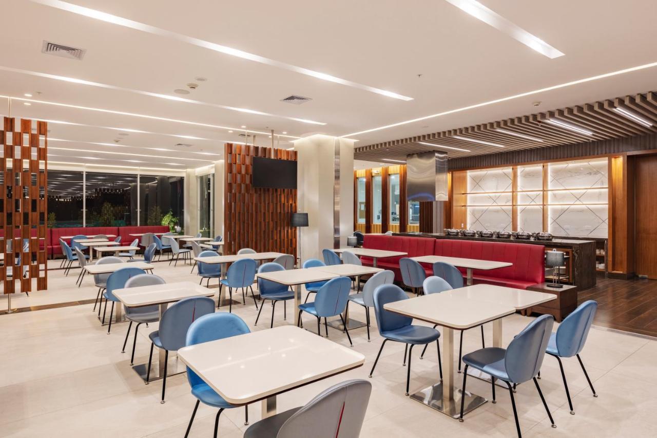 홀리데이 인 키토 에어포트 호텔 타바벨라 외부 사진 The interior of the lounge