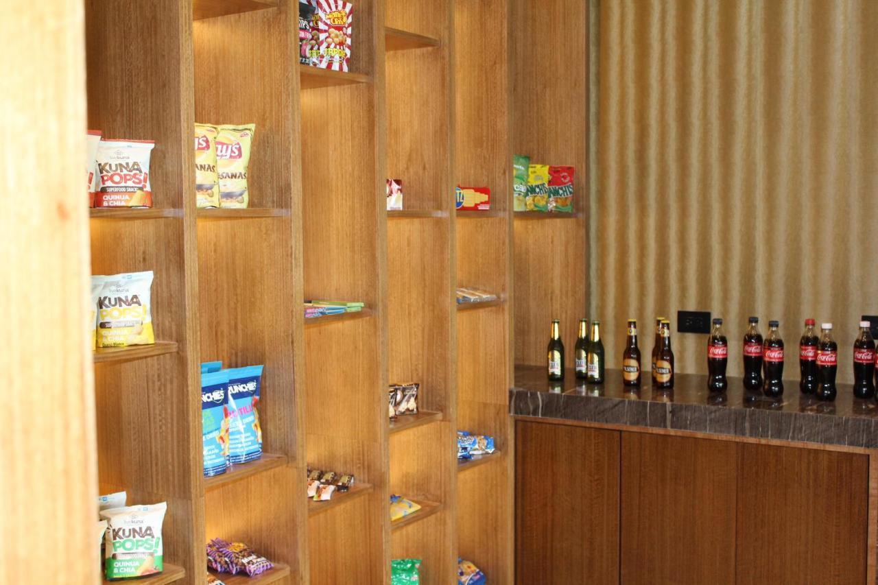 홀리데이 인 키토 에어포트 호텔 타바벨라 외부 사진 A typical vending machine in a Japanese hotel