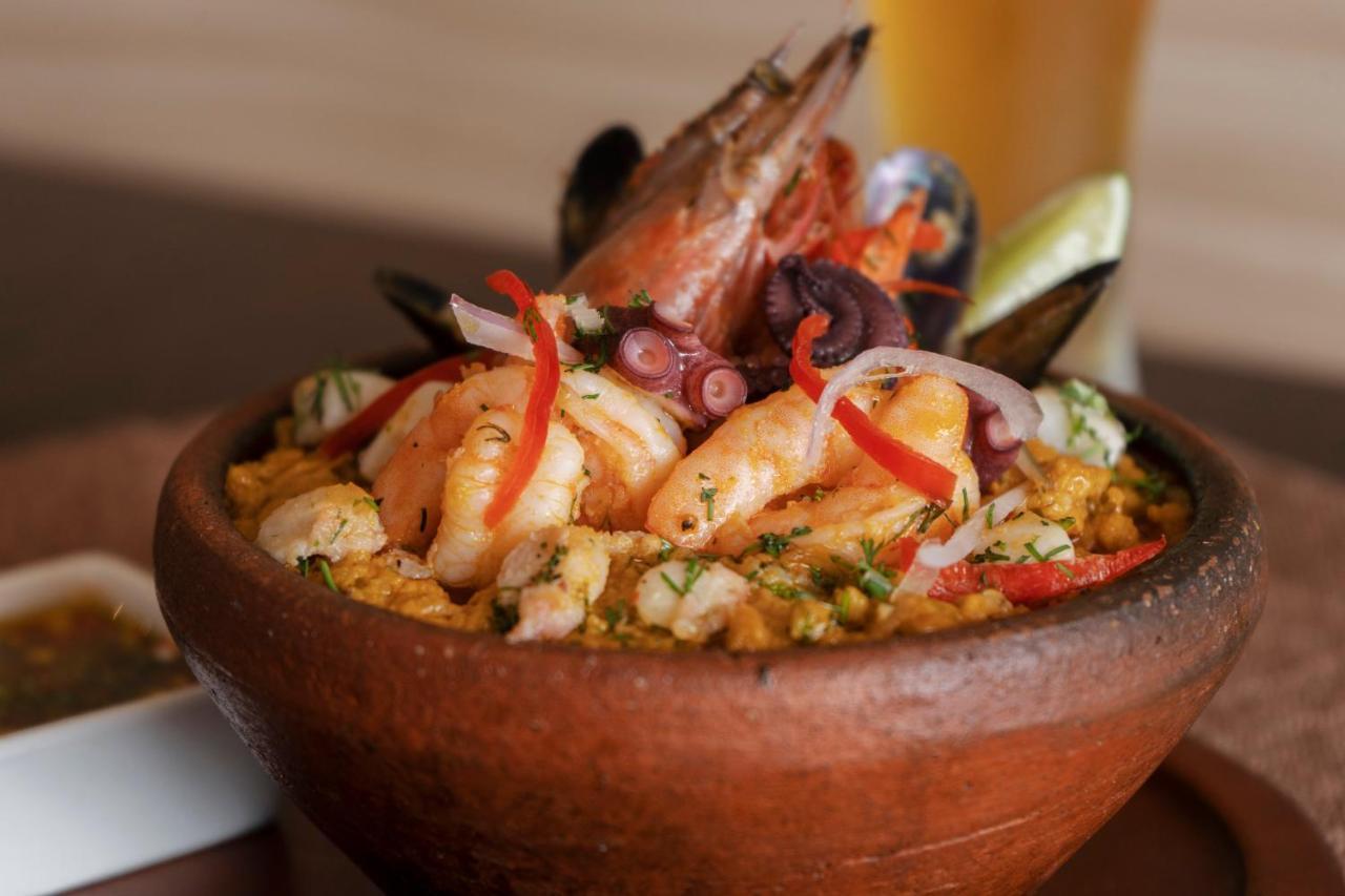 홀리데이 인 키토 에어포트 호텔 타바벨라 외부 사진 Seafood paella