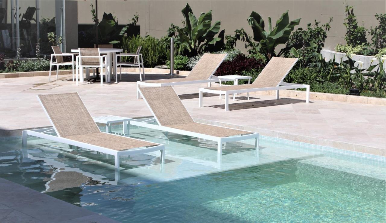 홀리데이 인 키토 에어포트 호텔 타바벨라 외부 사진 Sunbathing chairs