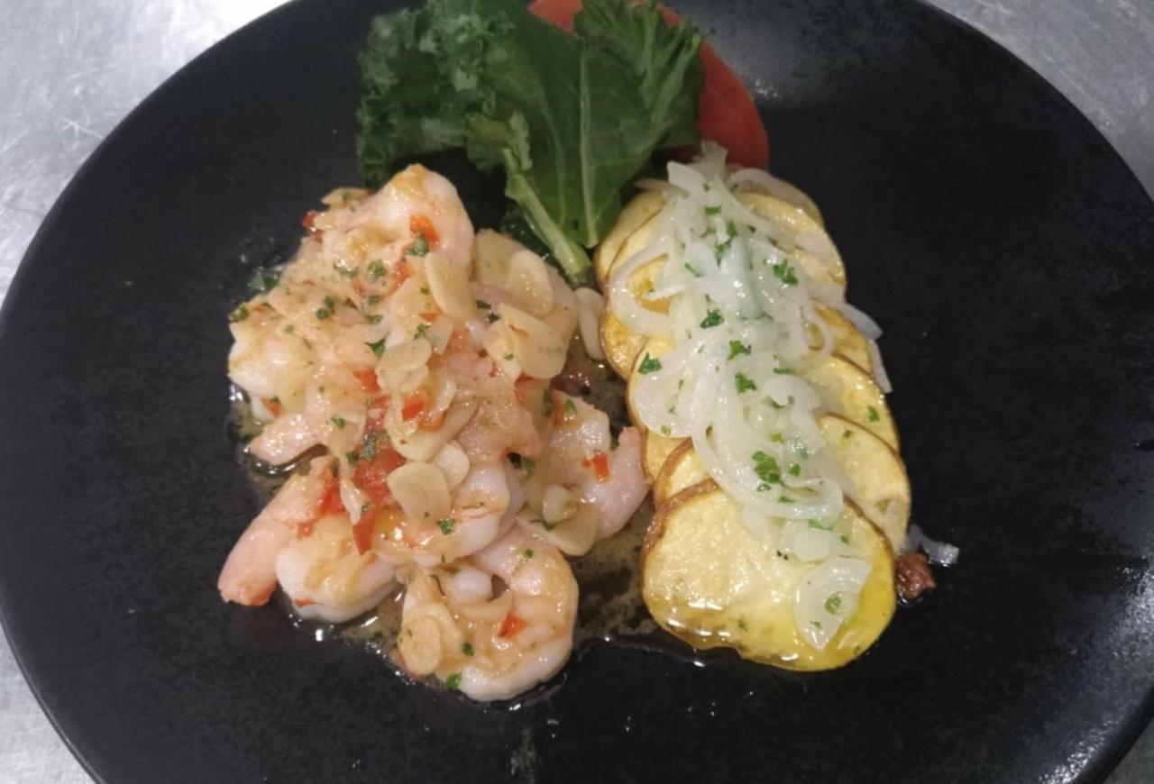 홀리데이 인 키토 에어포트 호텔 타바벨라 외부 사진 Shrimp and scallop